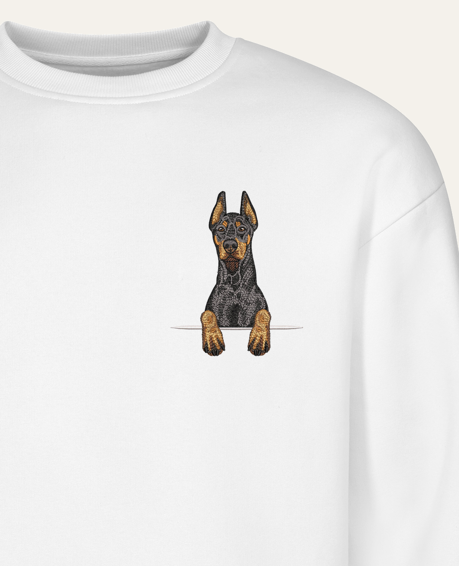 Doberman (czarny) wzór 2 – bluza z haftem, biała (zbliżenie)