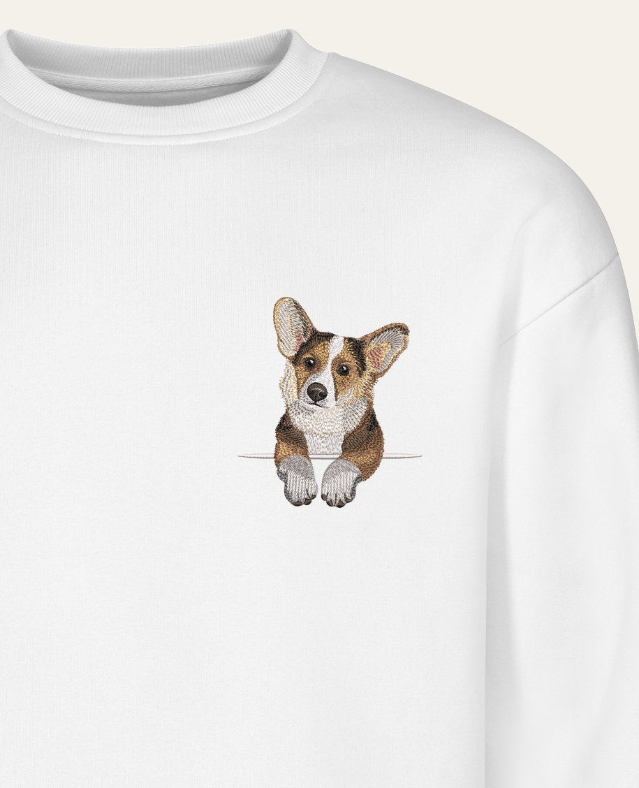 Corgi (tricolor) – bluza z haftem, biała (zbliżenie)