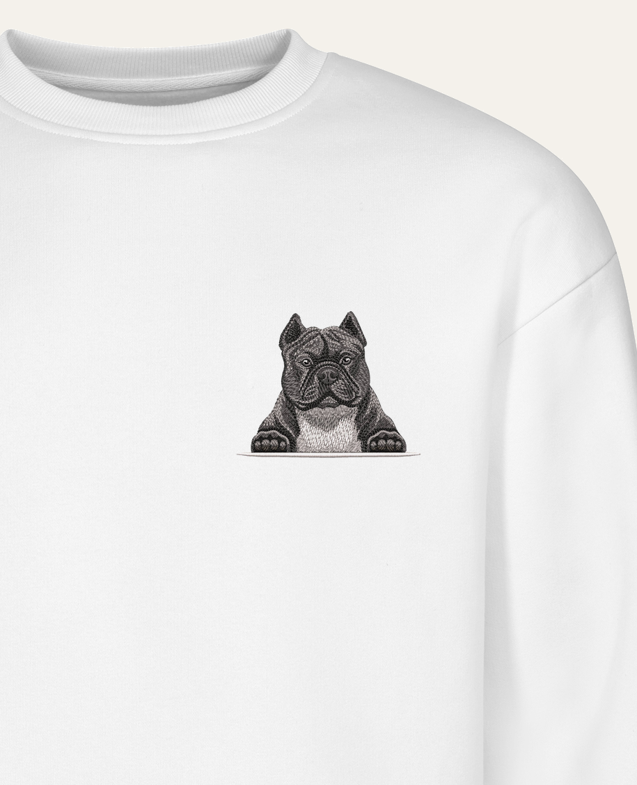 American Bully (niebieski) – bluza z haftem, biała (zbliżenie)