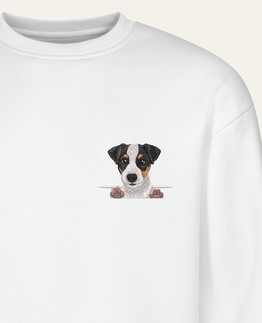 Jack Russell terrier (tricolor) – bluza z haftem, biała (zbliżenie)
