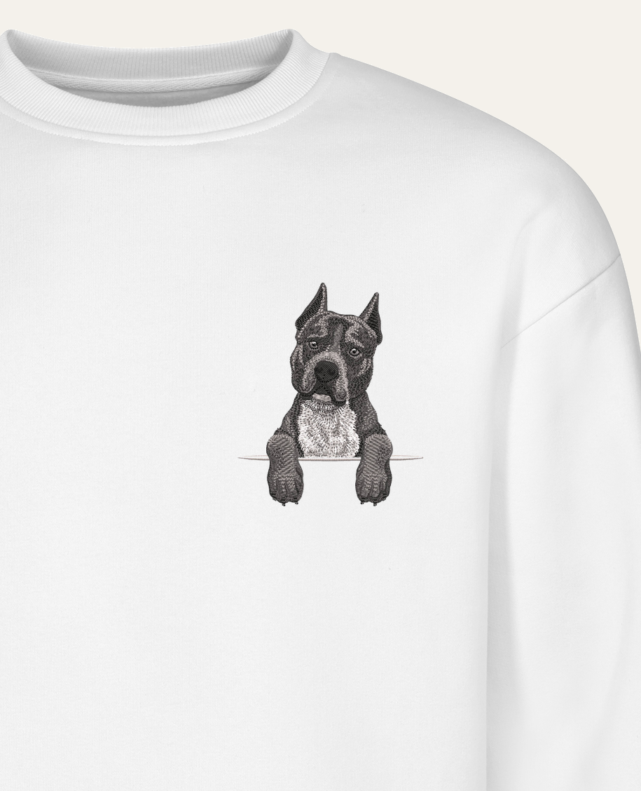 Staffordshire terrier (szary) – bluza z haftem, biała (zbliżenie)