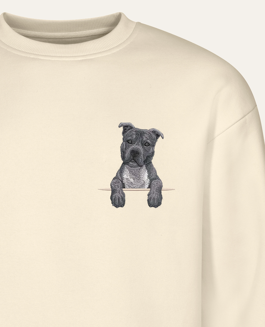 Staffordshire terrier niekopiowany (szary) – bluza z haftem, piaskowa (zbliżenie)