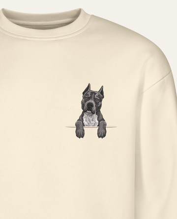 Staffordshire terrier niekopiowany (szary) – bluza z haftem, piaskowa (zbliżenie)