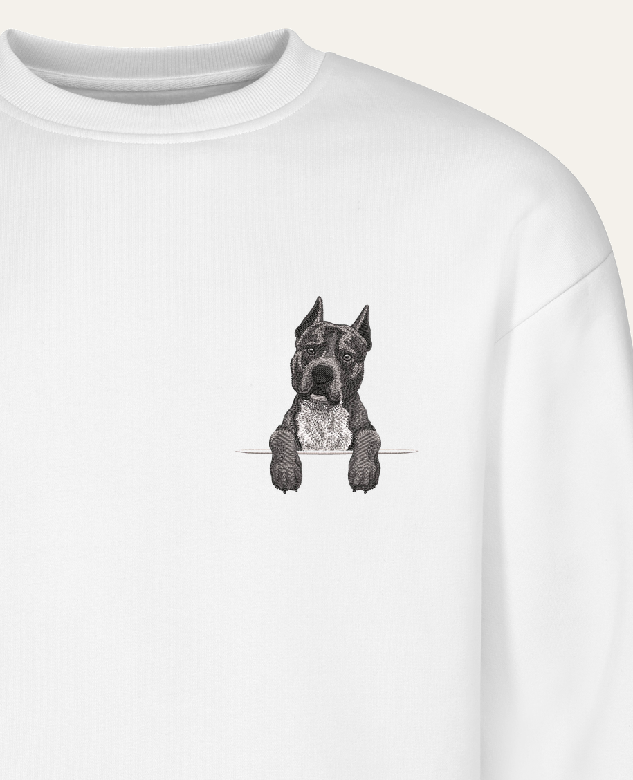 Staffordshire terrier niekopiowany (szary) – bluza z haftem, biała (zbliżenie)