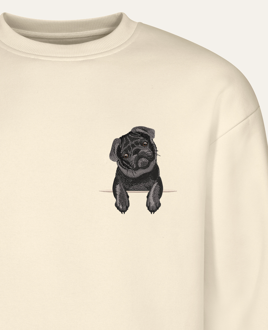 Mops (czarny) – bluza z haftem, piaskowa (zbliżenie)