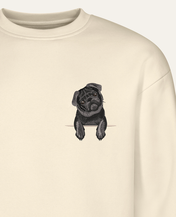 Mops (czarny) – bluza z haftem, piaskowa (zbliżenie)