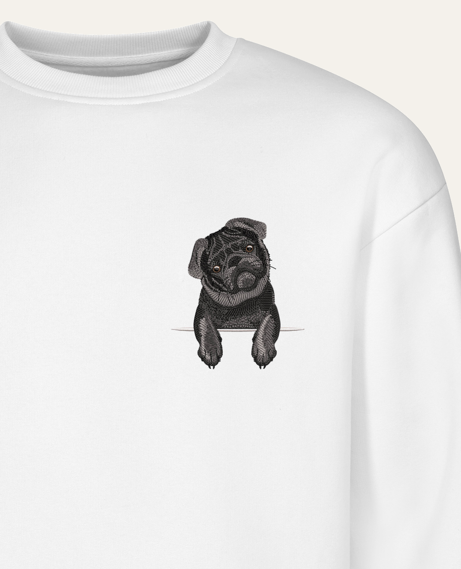 Mops (czarny) – bluza z haftem, biała (zbliżenie)