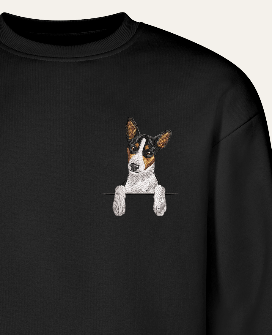 Basenji (tricolor) – bluza z haftem, czarna (zbliżenie)