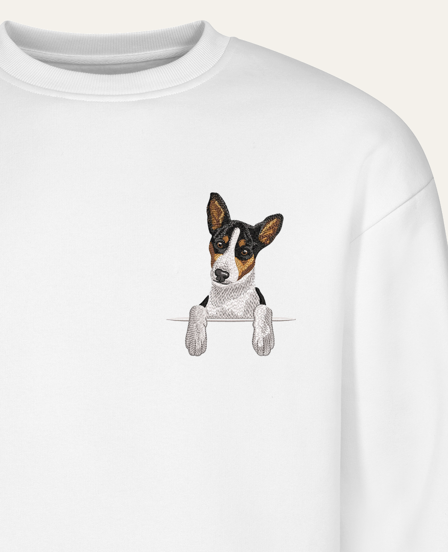 Basenji (tricolor) – bluza z haftem, biała (zbliżenie)