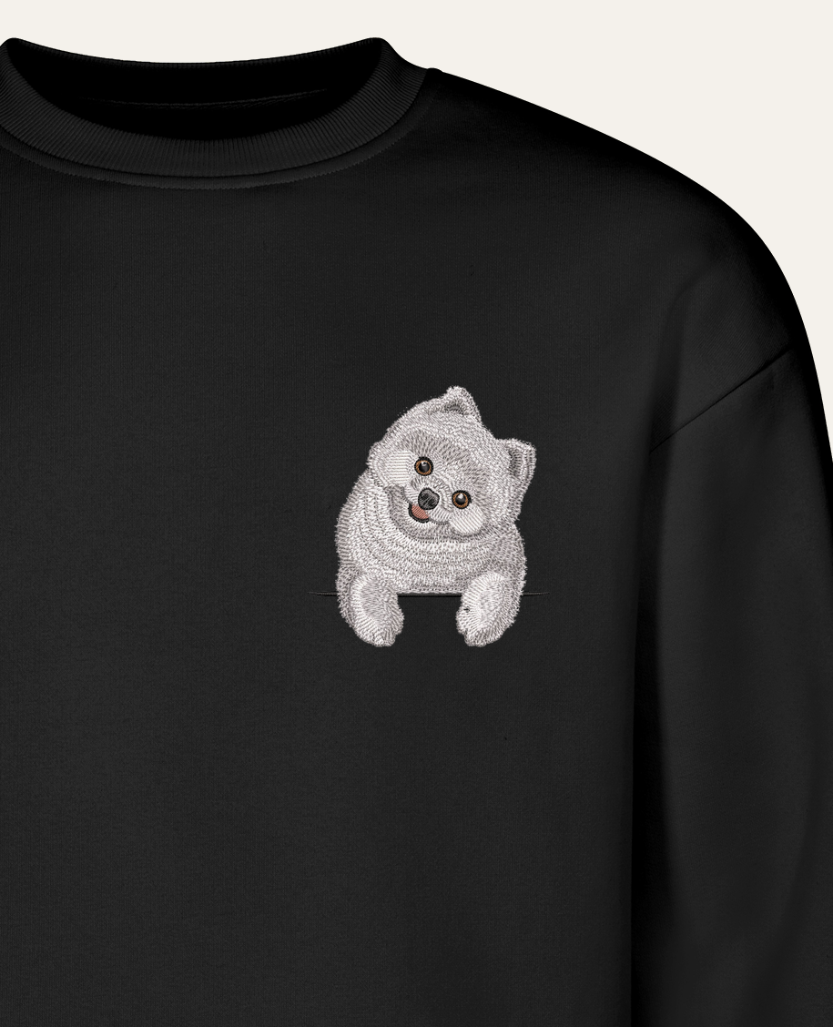 Szpic miniaturowy (Pomeranian) (biały) – bluza z haftem, czarna (zbliżenie)