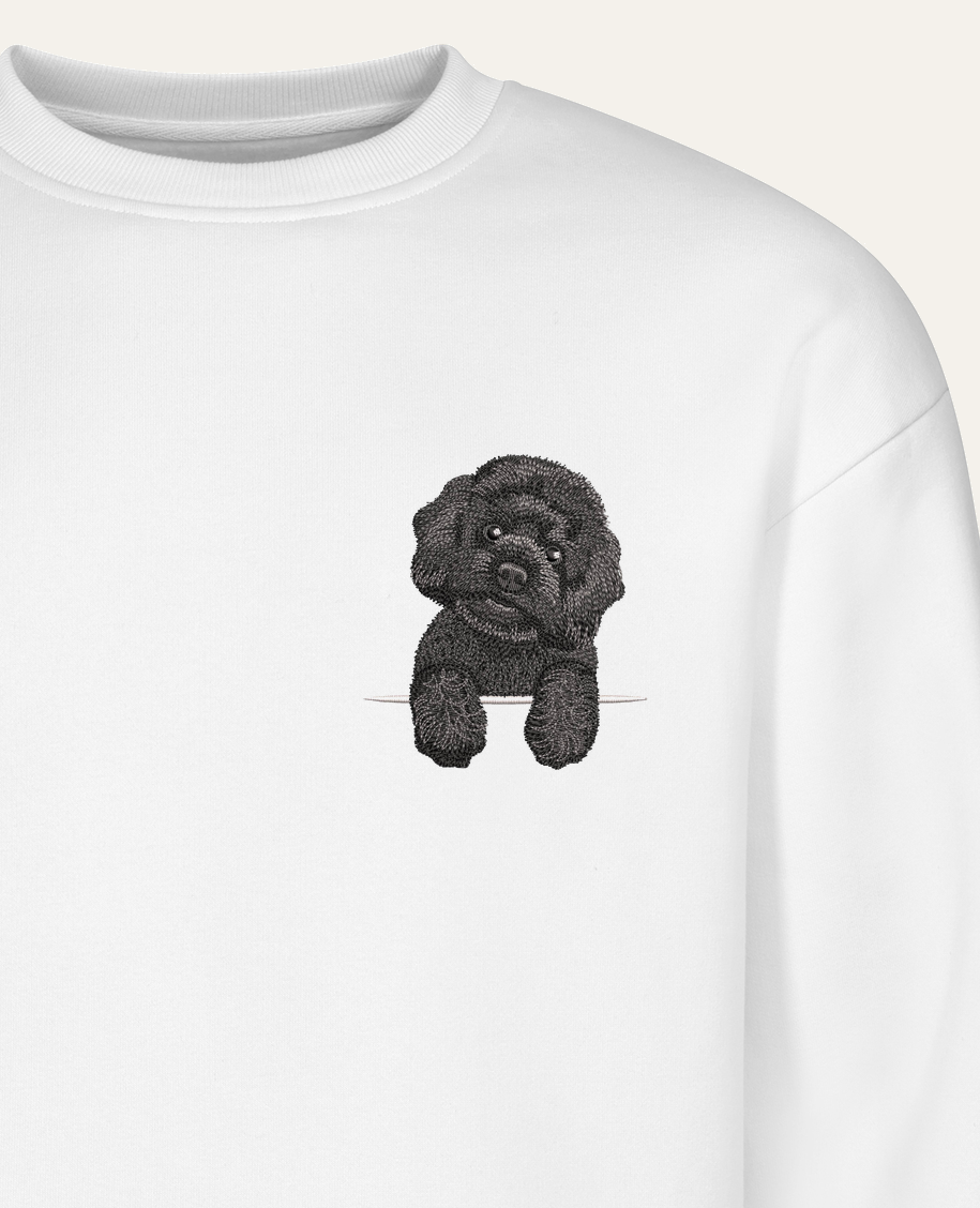 Maltipoo (czarny) – bluza z haftem, biała (zbliżenie)
