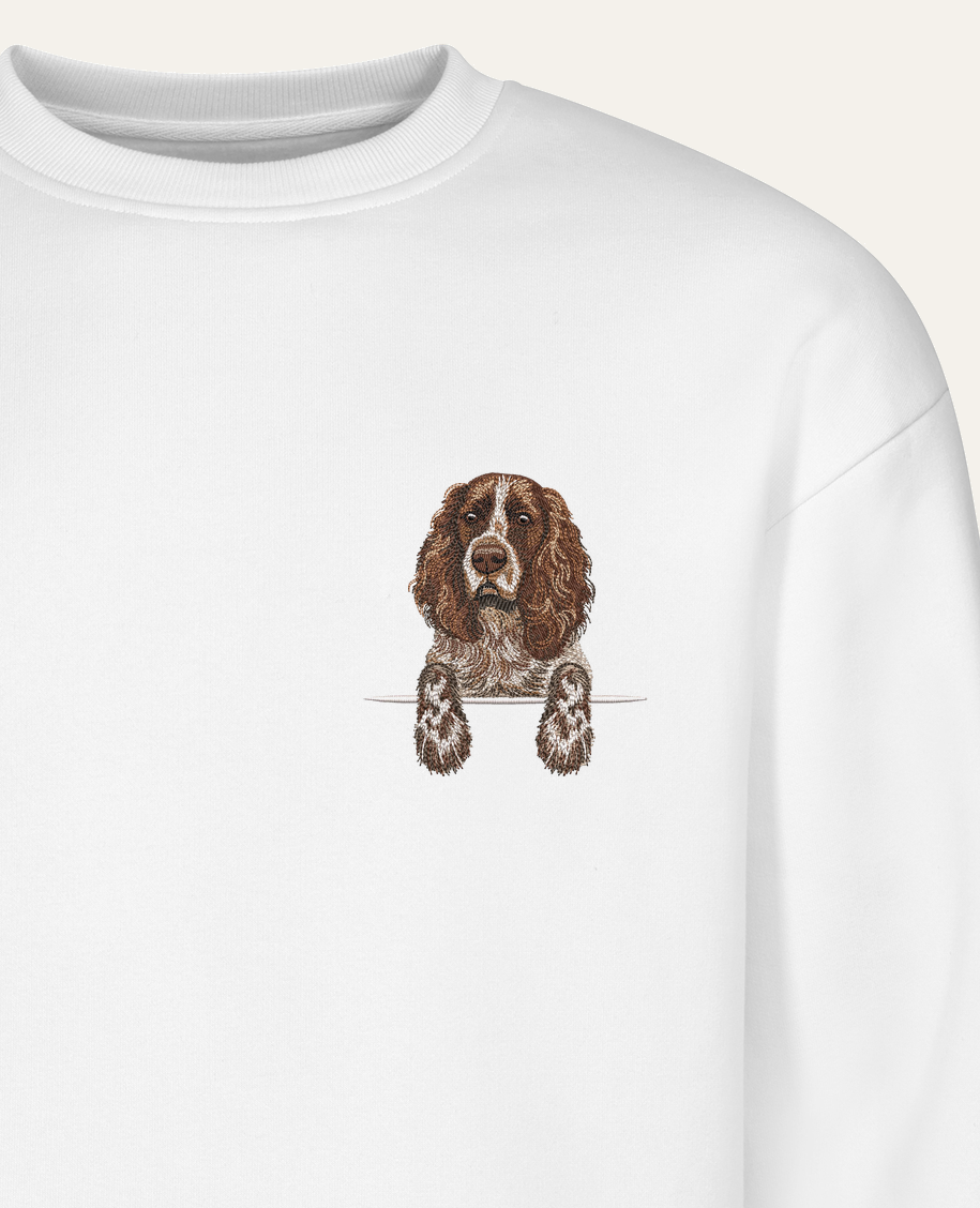 Spaniel rosyjski (brązowy) – bluza z haftem, biała (zbliżenie)