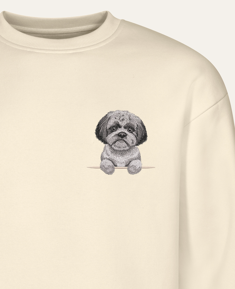 Shih tzu (szary) – bluza z haftem, piaskowa (zbliżenie)
