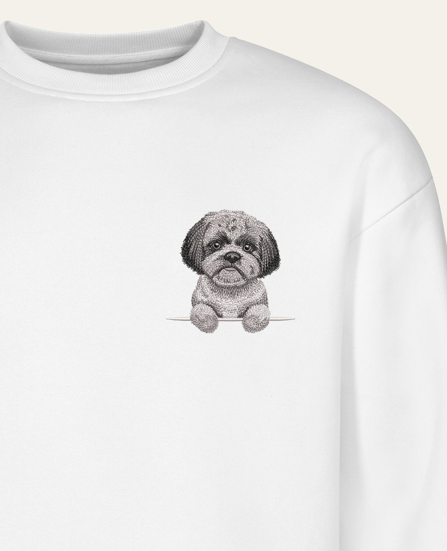 Shih tzu (szary) – bluza z haftem, biała (zbliżenie)