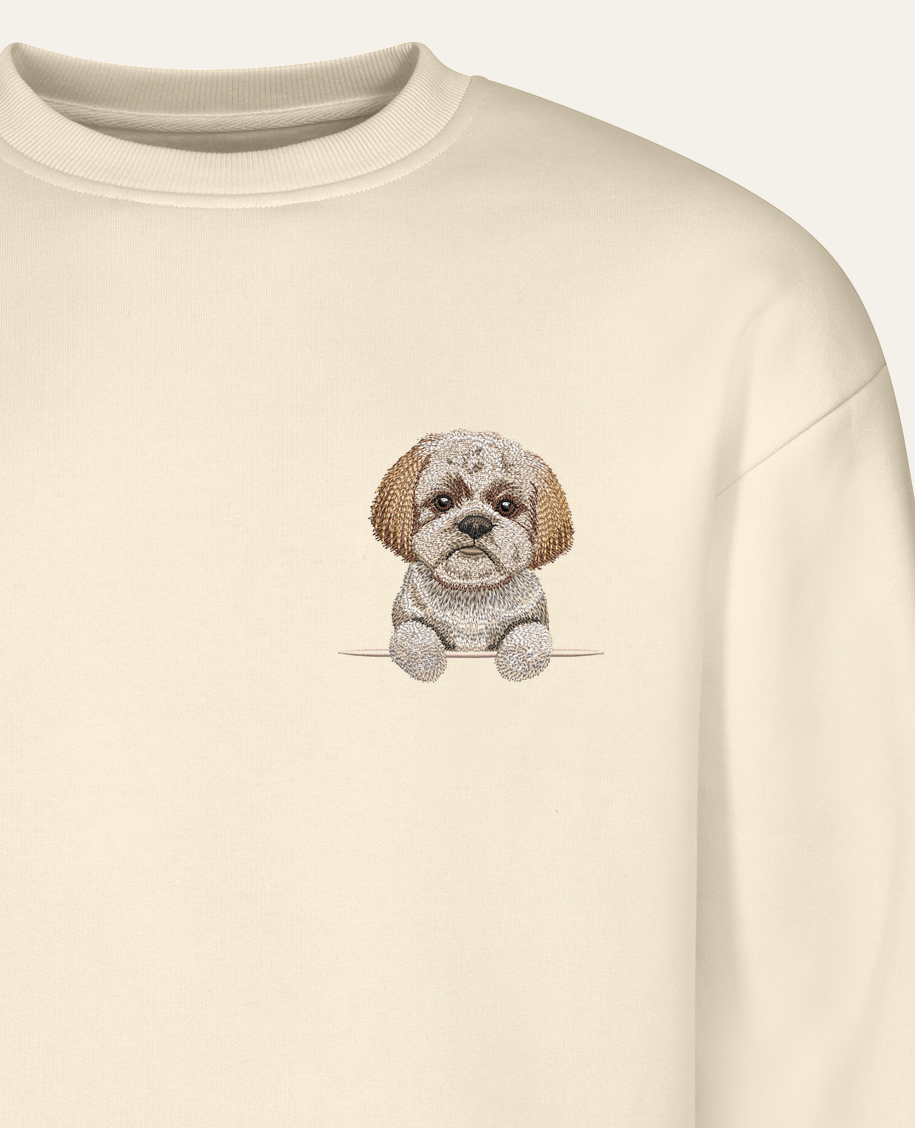 Shih tzu (brązowy) – bluza z haftem, piaskowa (zbliżenie)