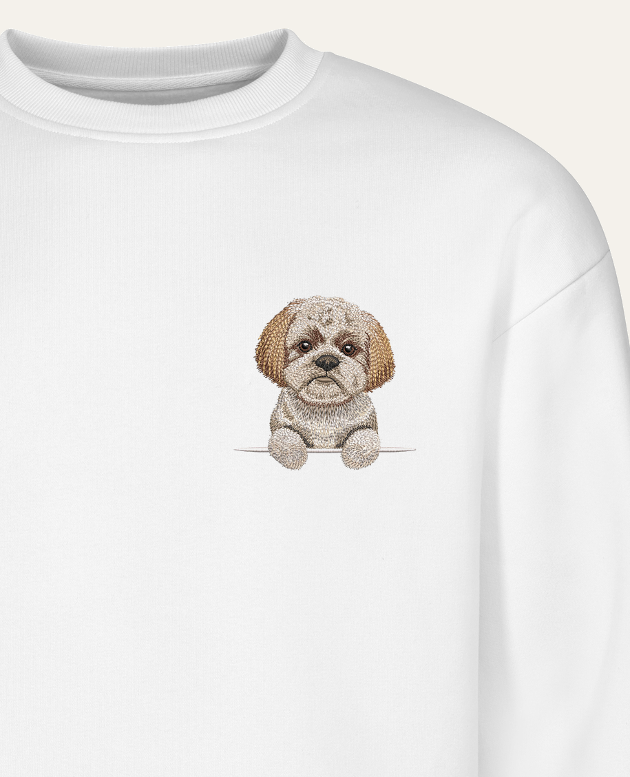 Shih tzu (brązowy) – bluza z haftem, biała (zbliżenie)