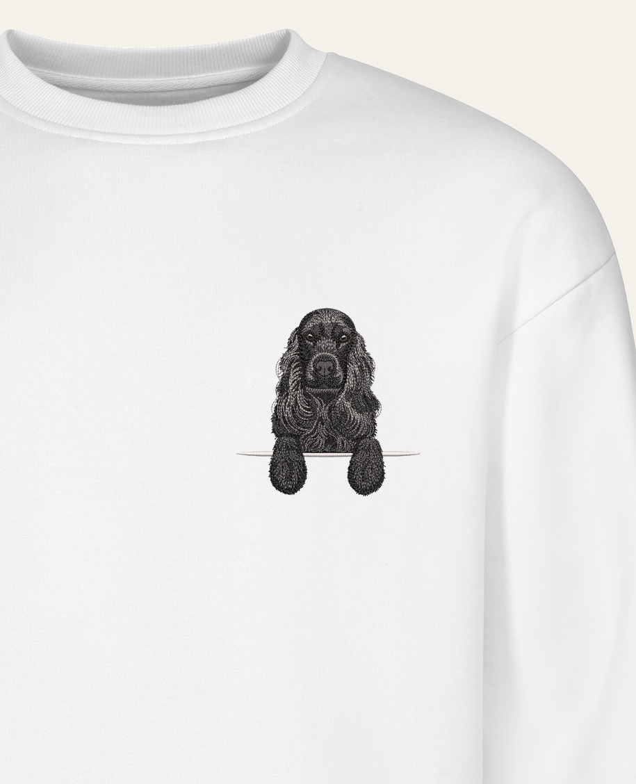 Cocker spaniel angielski (czarny) – bluza z haftem, biała (zbliżenie)