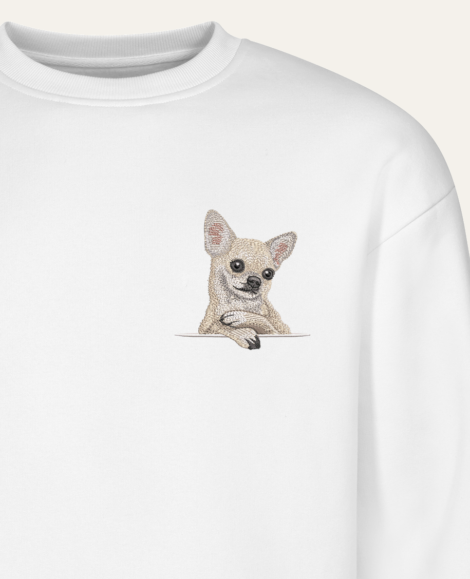 Chihuahua (beżowy) – bluza z haftem, biała (zbliżenie)