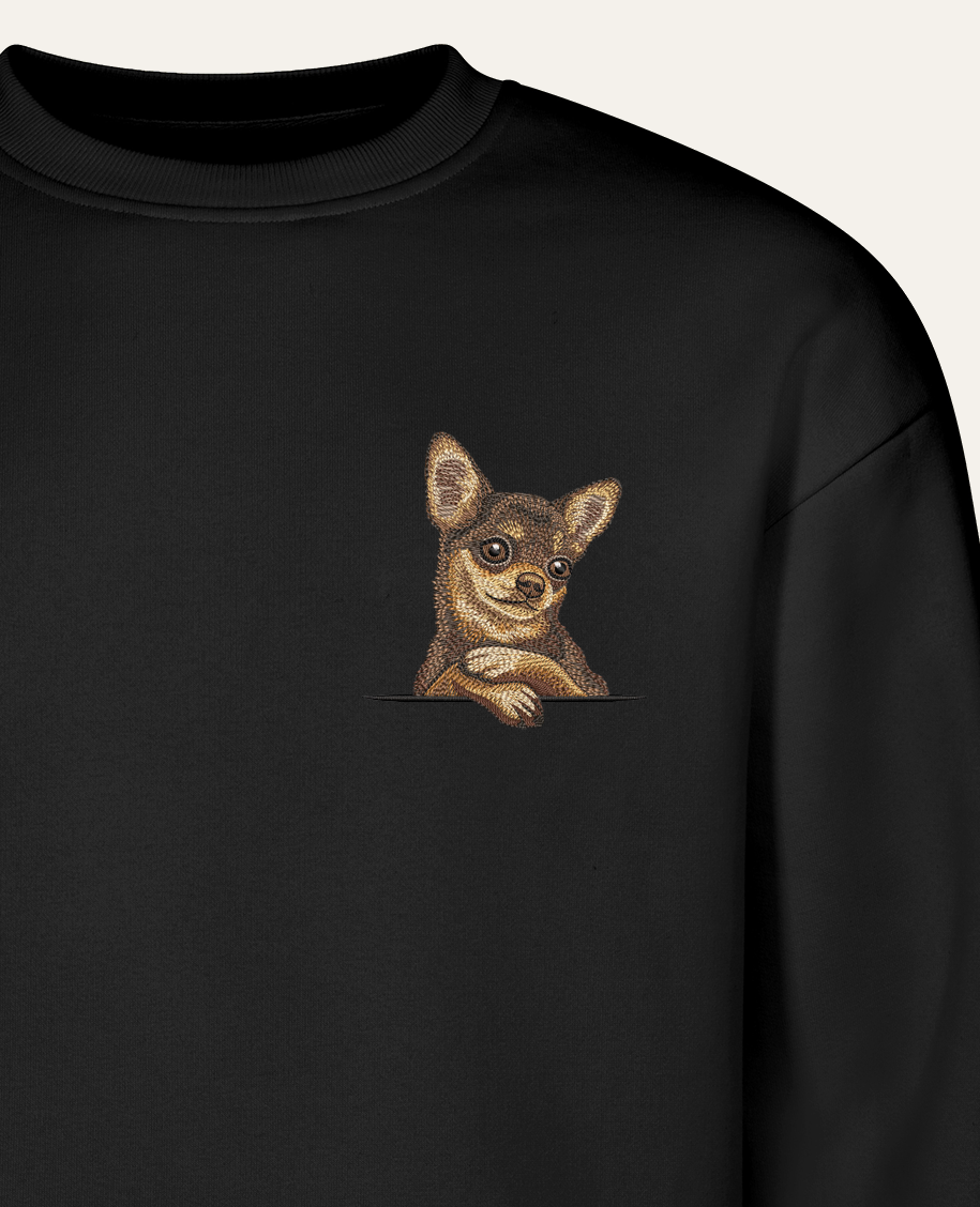 Chihuahua (czekoladowy) – bluza z haftem, czarna (zbliżenie)