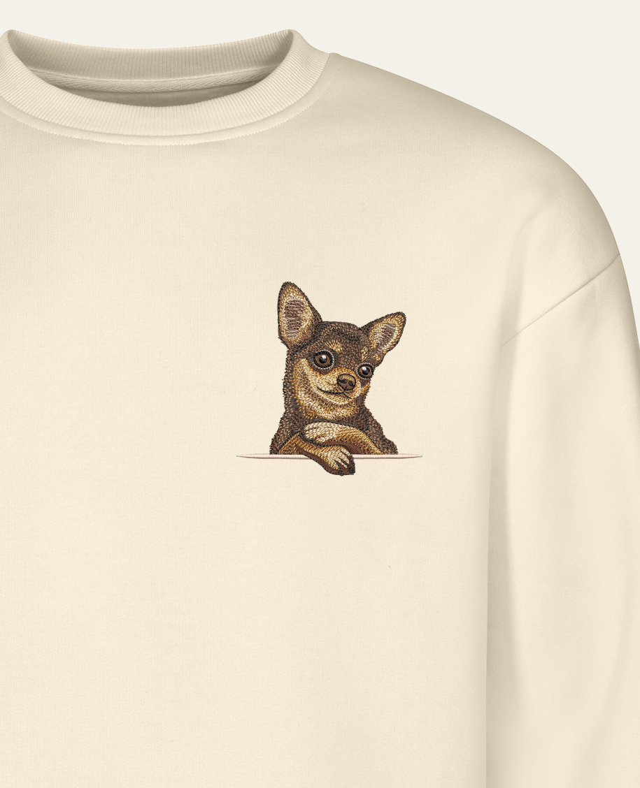 Chihuahua (czekoladowy) – bluza z haftem, piaskowa (zbliżenie)