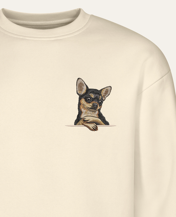 Chihuahua (czarny) – bluza z haftem, piaskowa (zbliżenie)