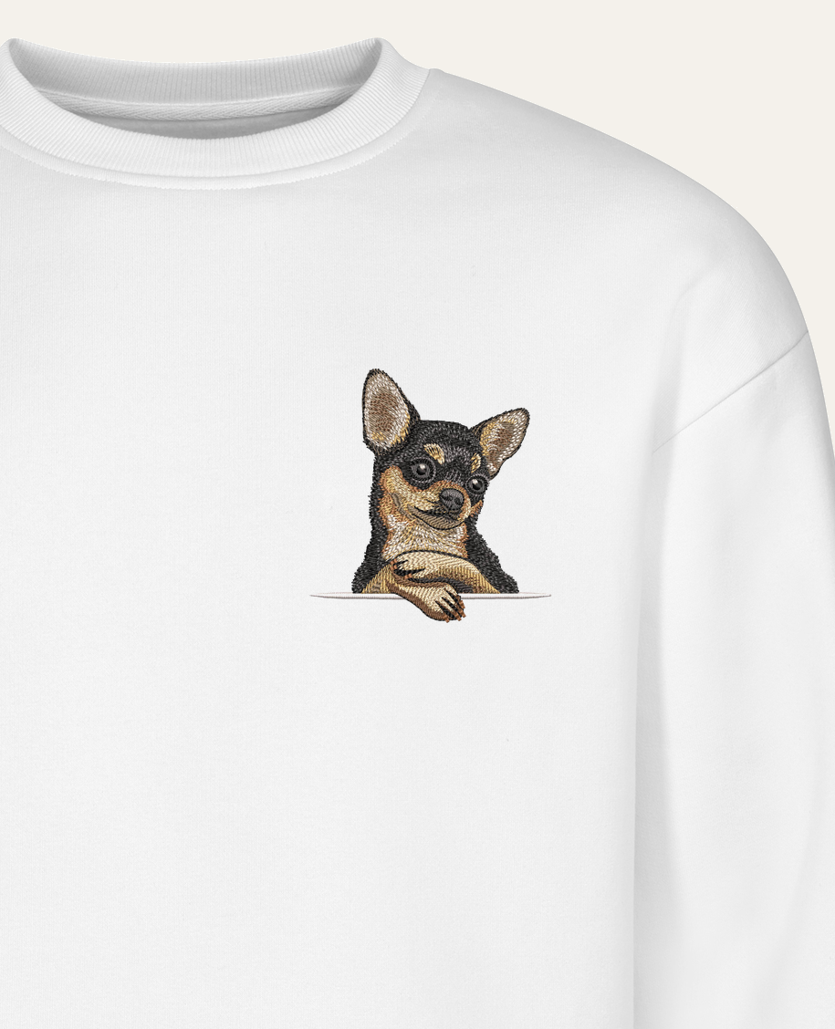 Chihuahua (czarny) – bluza z haftem, biała (zbliżenie)