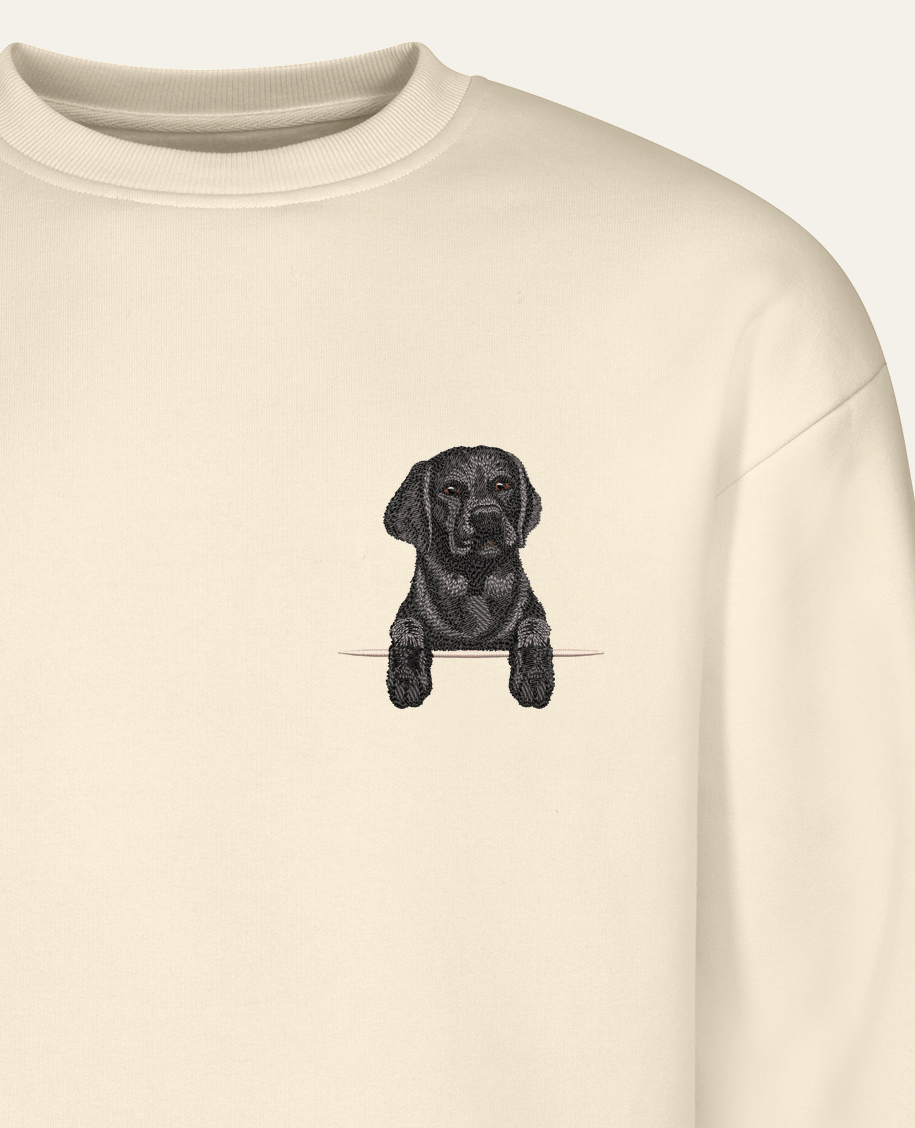 Labrador retriever (czarny) – bluza z haftem, piaskowa (zbliżenie)