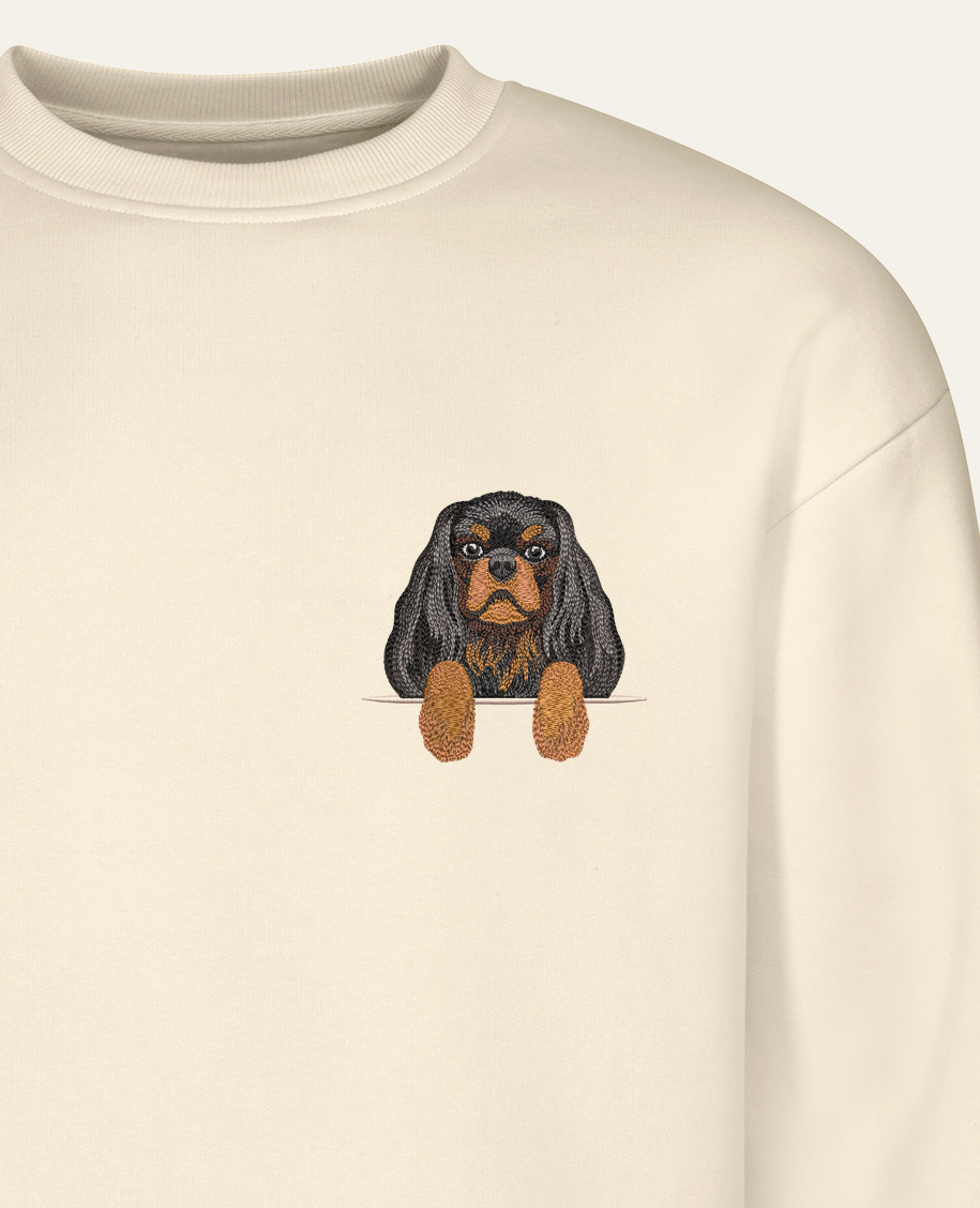 Cavalier King Charles Spaniel (czarno-podpalany) – bluza z haftem, piaskowa (zbliżenie)