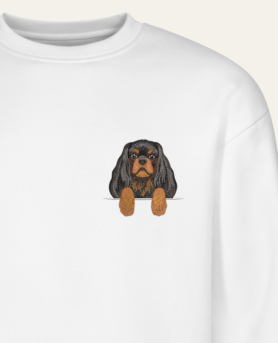 Cavalier King Charles Spaniel (czarno-podpalany) – bluza z haftem, biała (zbliżenie)