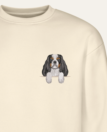 Cavalier King Charles Spaniel (tricolor) – bluza z haftem, piaskowa (zbliżenie)