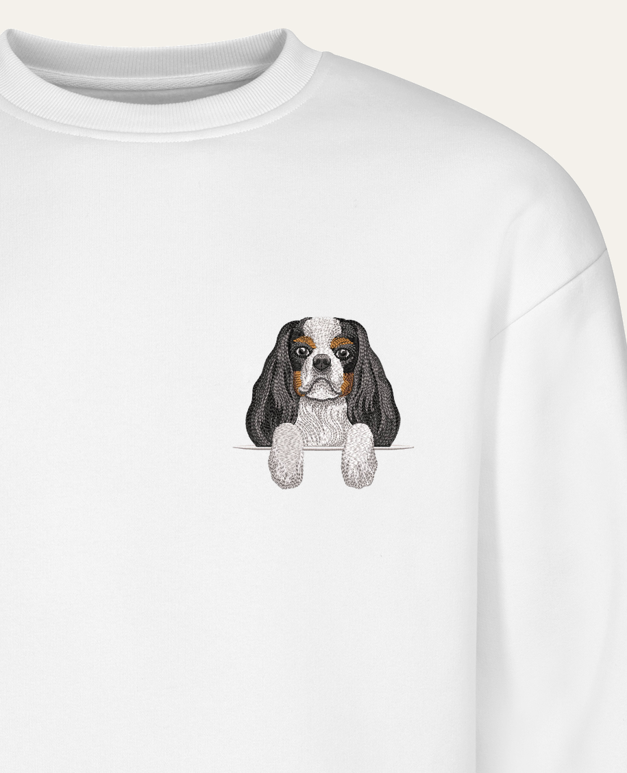 Cavalier King Charles Spaniel (tricolor) – bluza z haftem, biała (zbliżenie)