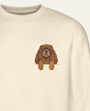 Cavalier King Charles Spaniel (ruby) – bluza z haftem, piaskowa (zbliżenie)