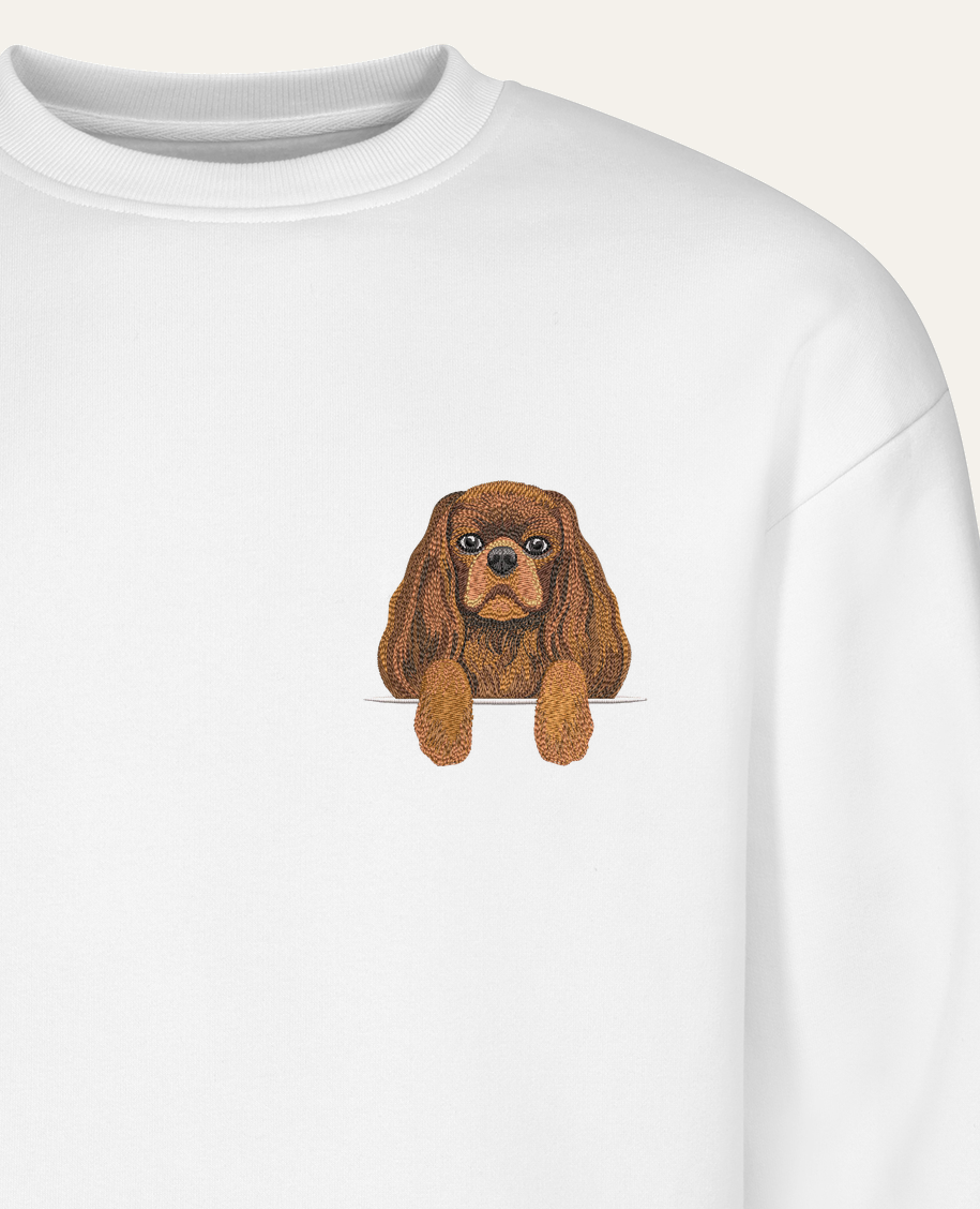 Cavalier King Charles Spaniel (ruby) – bluza z haftem, biała (zbliżenie)