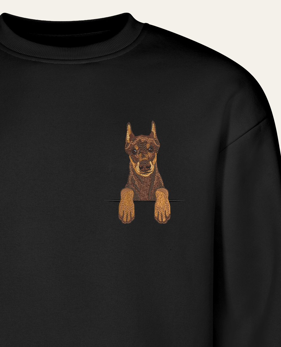 Doberman (brązowy) – bluza z haftem, czarna (zbliżenie)