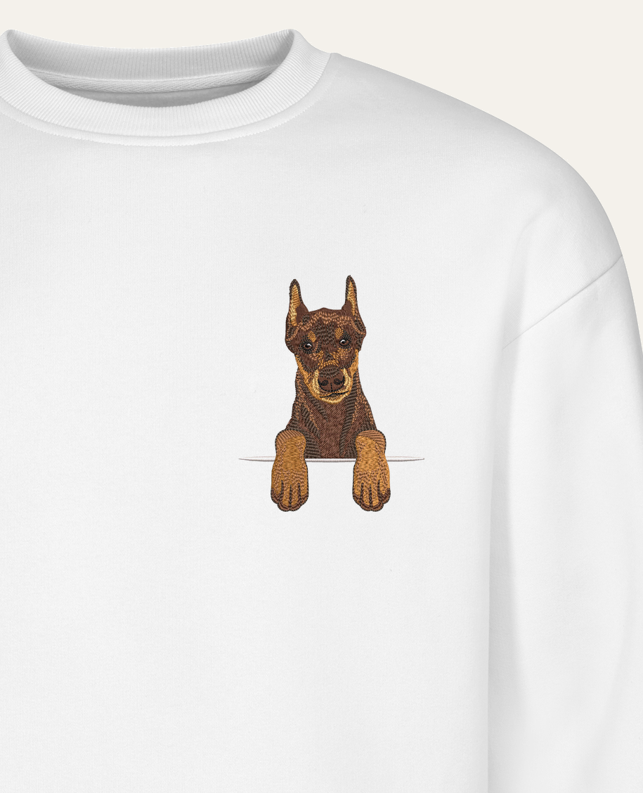 Doberman (brązowy) – bluza z haftem, biała (zbliżenie)