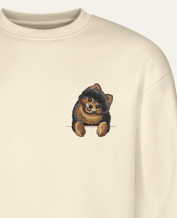 Szpic miniaturowy (Pomeranian) (czarno-podpalany) – bluza z haftem, piaskowa (zbliżenie)