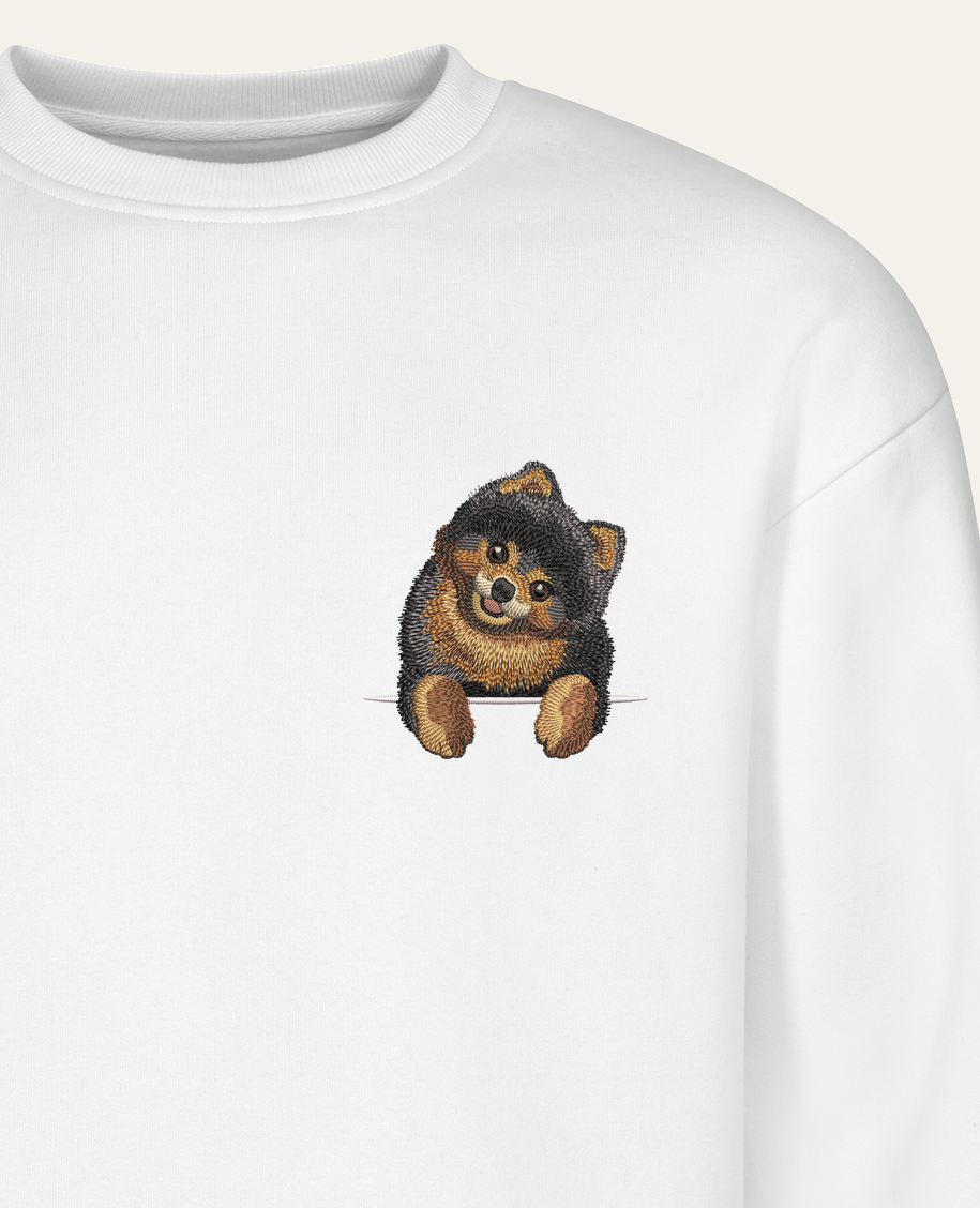 Szpic miniaturowy (Pomeranian) (czarno-podpalany) – bluza z haftem, biała (zbliżenie)