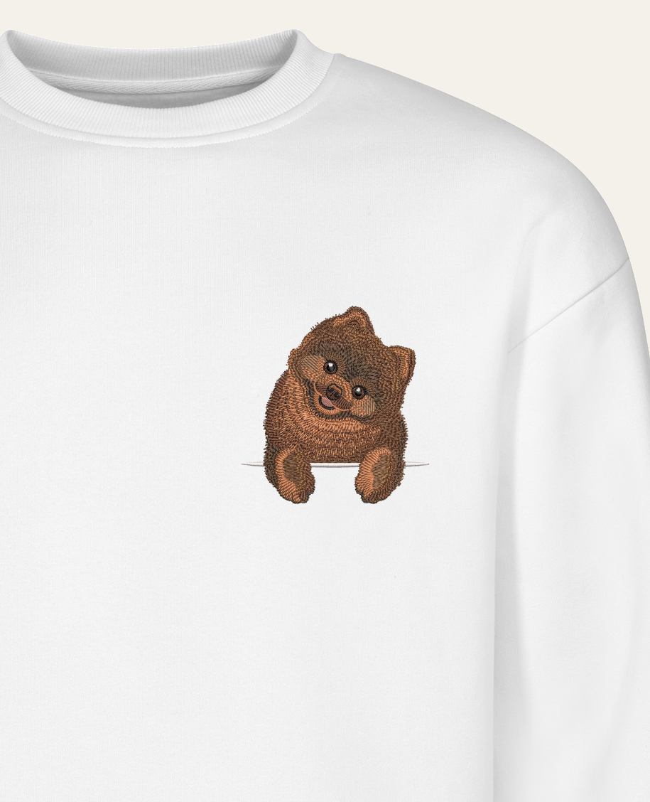 Szpic miniaturowy (Pomeranian) (brązowy) – bluza z haftem, biała (zbliżenie)