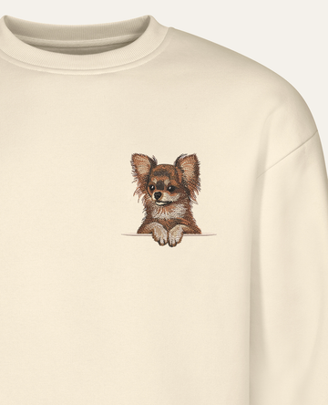 Chihuahua długowłosa (brązowy) – bluza z haftem, piaskowa (zbliżenie)