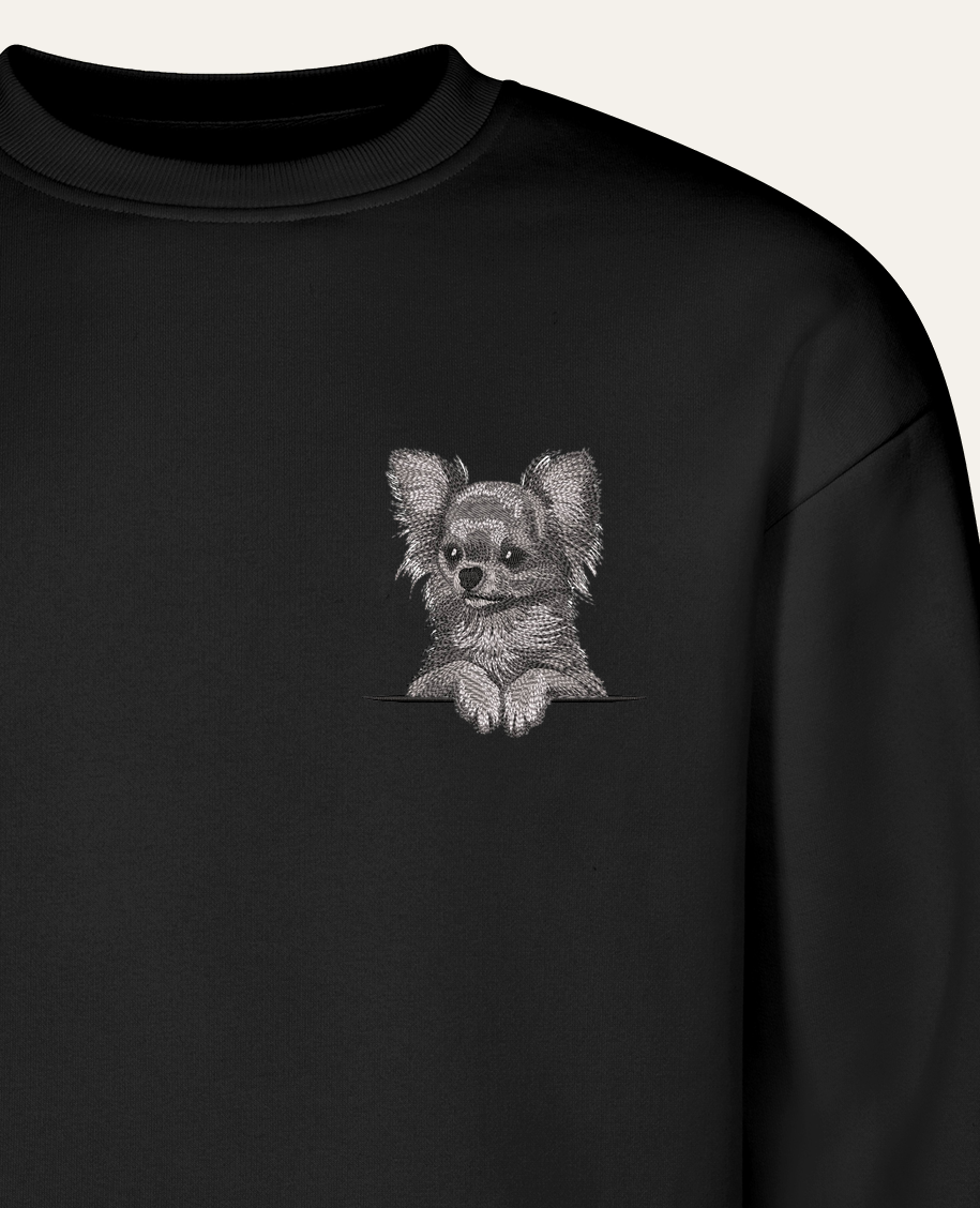 Chihuahua długowłosa (szary) – bluza z haftem, czarna (zbliżenie)