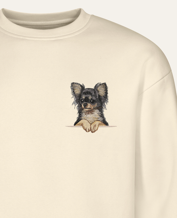 Chihuahua długowłosa (czarny) – bluza z haftem, piaskowa (zbliżenie)