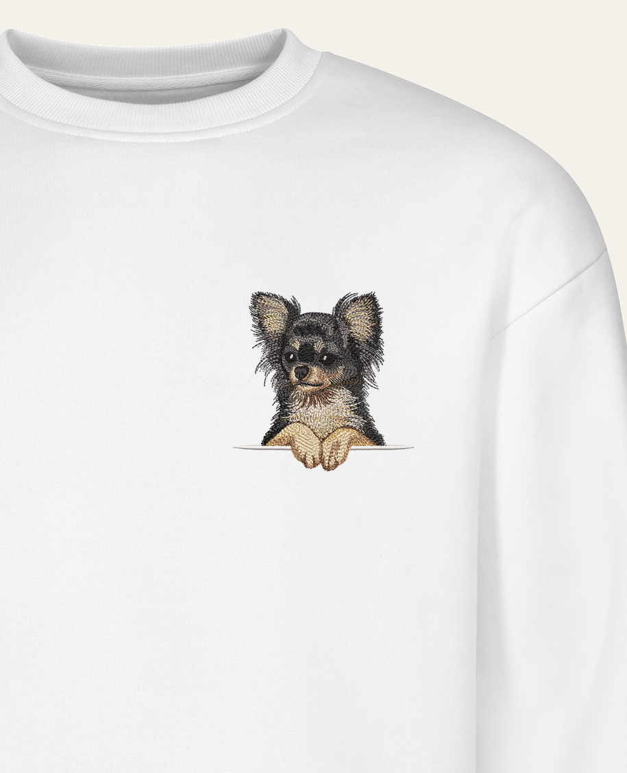Chihuahua długowłosa (czarny) – bluza z haftem, biała (zbliżenie)