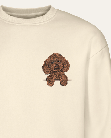 Pudel toy (brązowy) – bluza z haftem, piaskowa (zbliżenie)