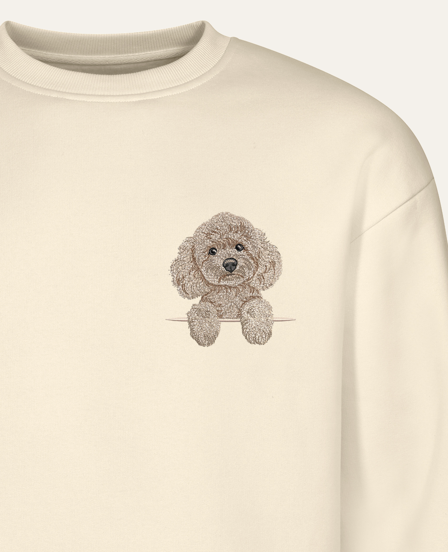 Pudel toy (beżowy) – bluza z haftem, piaskowa (zbliżenie)