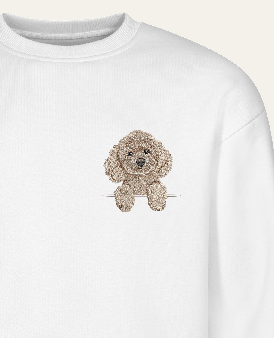 Pudel toy (beżowy) – bluza z haftem, biała (zbliżenie)