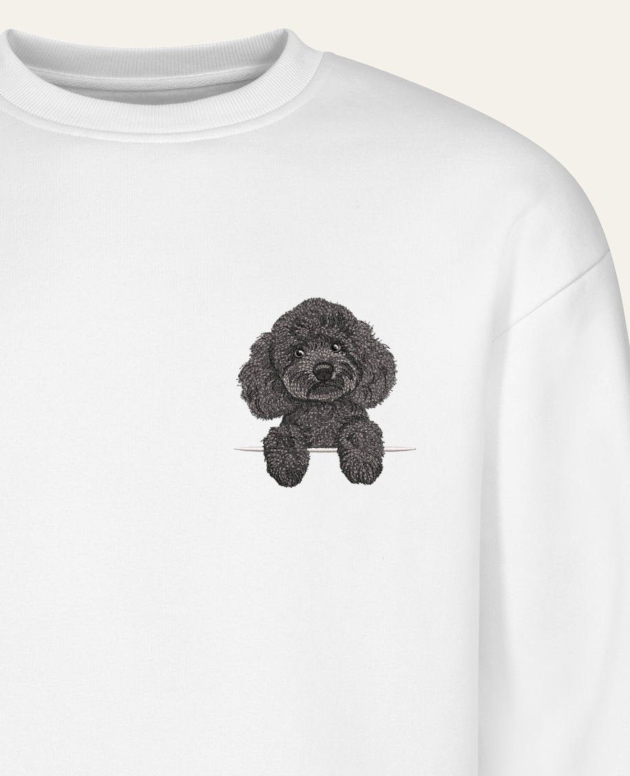 Pudel toy (czarny) – bluza z haftem, biała (zbliżenie)