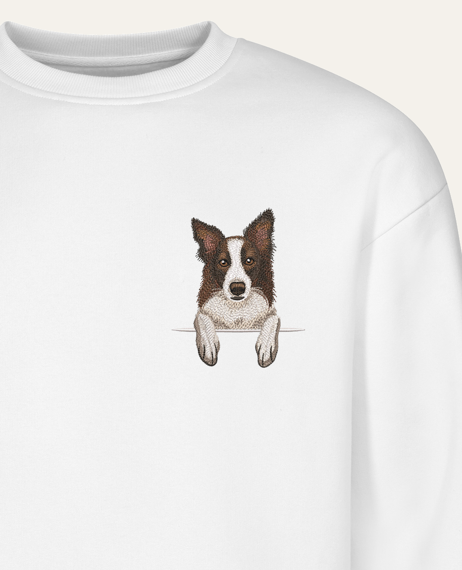 Border collie (brązowy) – bluza z haftem, biała (zbliżenie)