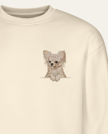 Chihuahua długowłosa (biały) – bluza z haftem, piaskowa (zbliżenie)