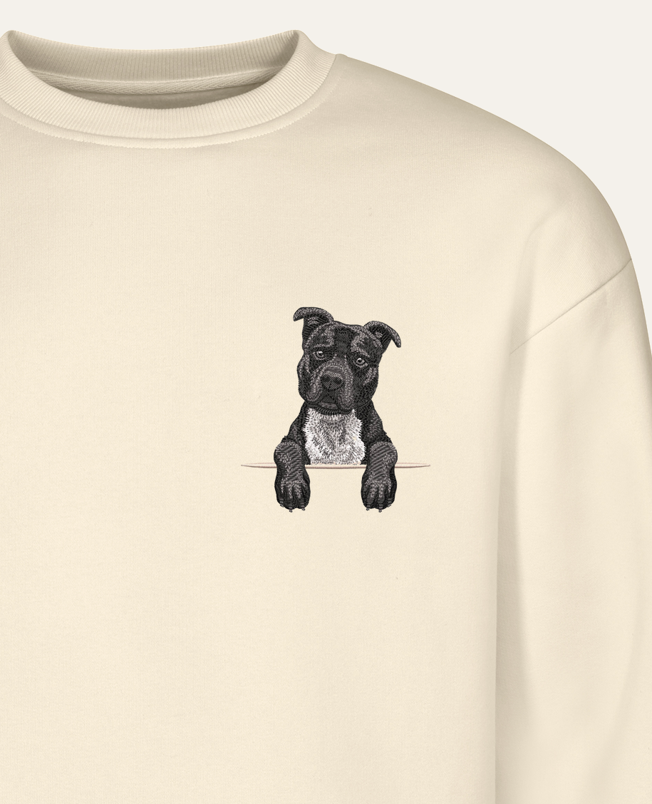 Staffordshire terrier (niekopiowany) (czarny) – bluza z haftem, piaskowa (zbliżenie)