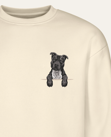 Staffordshire terrier (niekopiowany) (czarny) – bluza z haftem, piaskowa (zbliżenie)